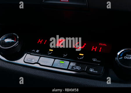 Taste Klimaanlage in einem Auto. Klimaanlage mit Regelautomatik AC-Gerät in das neue Auto. Modernes Auto Details im Innenraum Stockfoto