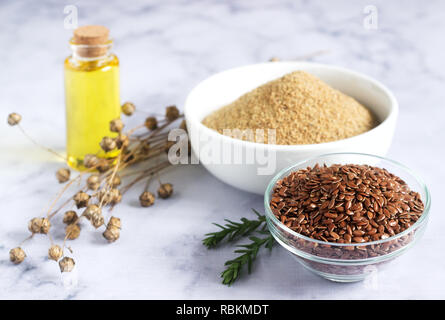 Leinsamen, Flachs, Mehl, Öl mit Sprossen und Leinsamen Boxen auf einem hellen Hintergrund. Selektive konzentrieren. Stockfoto