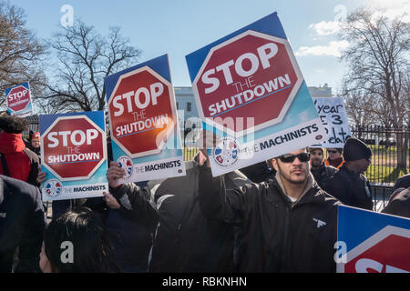 Washington, DC, USA. 10. Januar, 2019. Protest gegen die Regierung teilweise Abschaltung, Hunderte von beurlaubt sowie unbezahlte arbeiten Mitarbeiter und Unterstützer marschierten zum Weißen Haus nach einer Kundgebung in der Nähe außerhalb der AFL-CIO-Hauptquartier, wo Sie von Gewerkschaftsführern und Mitglieder des Kongresses forderte Präsident Trumpf und der Republikanische Mehrheitsführer im Senat, Mitch McConnell, um die Abschaltung zu Ende gehört. Bob Korn/Alamy leben Nachrichten Stockfoto