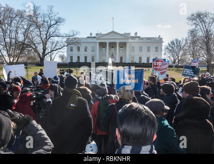 Washington, DC, USA. 10. Januar, 2019. Protest gegen die Regierung teilweise Abschaltung, Hunderte von beurlaubt sowie unbezahlte arbeiten Mitarbeiter und Unterstützer marschierten zum Weißen Haus nach einer Kundgebung in der Nähe außerhalb der AFL-CIO-Hauptquartier, wo Sie von Gewerkschaftsführern und Mitglieder des Kongresses forderte Präsident Trumpf und der Republikanische Mehrheitsführer im Senat, Mitch McConnell, um die Abschaltung zu Ende gehört. Bob Korn/Alamy leben Nachrichten Stockfoto