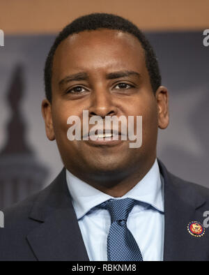 Washington, District of Columbia, USA. 10 Jan, 2019. United States Vertreter Joe Neguse (Demokrat von Colorado) macht bei einer Pressekonferenz im Kapitol in Washington, DC, die Ankündigung eines demokratischen Paket von drei Wechsel in der US-Senat und US-Repräsentantenhaus eingebracht werden verschreibungspflichtige Arzneimittel Preise am Donnerstag, Januar 10, 2019 Credit zu steuern: Ron Sachs/CNP/ZUMA Draht/Alamy leben Nachrichten Stockfoto