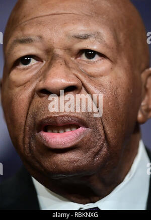 United States Vertreter Elijah Cummings (Demokrat von Maryland) macht bei einer Pressekonferenz im Kapitol in Washington, DC, die Ankündigung eines demokratischen Paket von drei Wechsel in der US-Senat und US-Repräsentantenhaus eingebracht werden verschreibungspflichtige Arzneimittel Preise am Donnerstag, den 10. Januar 2019 zu steuern. Credit: Ron Sachs/CNP | Verwendung weltweit Stockfoto