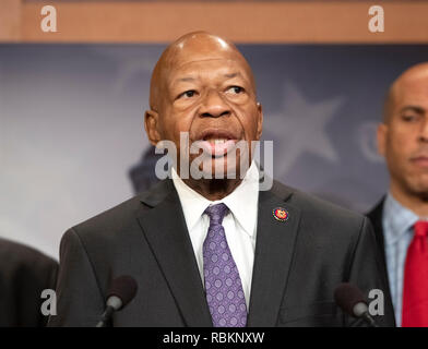 United States Vertreter Elijah Cummings (Demokrat von Maryland) macht bei einer Pressekonferenz im Kapitol in Washington, DC, die Ankündigung eines demokratischen Paket von drei Wechsel in der US-Senat und US-Repräsentantenhaus eingebracht werden verschreibungspflichtige Arzneimittel Preise am Donnerstag, den 10. Januar 2019 zu steuern. Credit: Ron Sachs/CNP | Verwendung weltweit Stockfoto