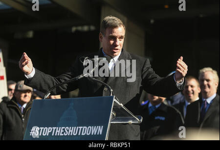 Washington, DC, USA. 10 Jan, 2019. Amerikanische Geschäftsmann und Politiker als Senior United States Senator von Virginia, Mark Warner, Hunderte von Bundesamt für Arbeitnehmer und Unternehmer spricht Kundgebung gegen die teilweise Bundesregierung Abschaltung außerhalb der Hauptsitz der AFL-CIO (Credit Bild: © Riccardo SaviZUMA Draht) Stockfoto