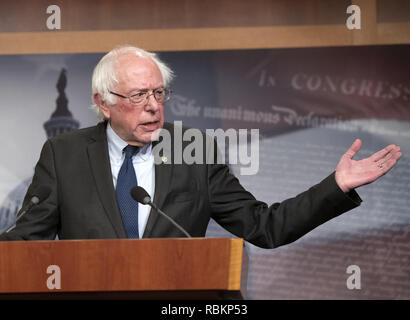 Januar 10, 2019 - Washington, District of Columbia, USA - United States Senator Bernie Sanders (Unabhängiger von Vermont) öffentlich entschuldigt sich bei weiblichen Mitarbeiter von seinem Präsidentschaftswahlkampf 2016, die gesagt haben sie waren sexuell belästigt durch Co-Arbeiter in den USA Capitol in Washington, DC am Donnerstag, den 10. Januar 2019. In seiner Apologie, Sanders dankte den Frauen "aus tiefstem Herzen für heraus sprechen''. Früh am Tag Es wurde berichtet, dass seine frühere Campaign Manager in Iowa, Robert Becker, in einem $ 30.000 Bundes Diskriminierung Siedlung mit zwei ehemalige Mitarbeiter genannt worden war, Stockfoto