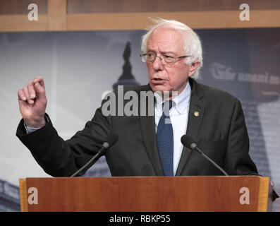 Januar 10, 2019 - Washington, District of Columbia, USA - United States Senator Bernie Sanders (Unabhängiger von Vermont) öffentlich entschuldigt sich bei weiblichen Mitarbeiter von seinem Präsidentschaftswahlkampf 2016, die gesagt haben sie waren sexuell belästigt durch Co-Arbeiter in den USA Capitol in Washington, DC am Donnerstag, den 10. Januar 2019. In seiner Apologie, Sanders dankte den Frauen "aus tiefstem Herzen für heraus sprechen''. Früh am Tag Es wurde berichtet, dass seine frühere Campaign Manager in Iowa, Robert Becker, in einem $ 30.000 Bundes Diskriminierung Siedlung mit zwei ehemalige Mitarbeiter genannt worden war, Stockfoto