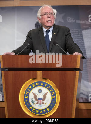 Januar 10, 2019 - Washington, District of Columbia, USA - United States Senator Bernie Sanders (Unabhängiger von Vermont) öffentlich entschuldigt sich bei weiblichen Mitarbeiter von seinem Präsidentschaftswahlkampf 2016, die gesagt haben sie waren sexuell belästigt durch Co-Arbeiter in den USA Capitol in Washington, DC am Donnerstag, den 10. Januar 2019. In seiner Apologie, Sanders dankte den Frauen "aus tiefstem Herzen für heraus sprechen''. Früh am Tag Es wurde berichtet, dass seine frühere Campaign Manager in Iowa, Robert Becker, in einem $ 30.000 Bundes Diskriminierung Siedlung mit zwei ehemalige Mitarbeiter genannt worden war, Stockfoto