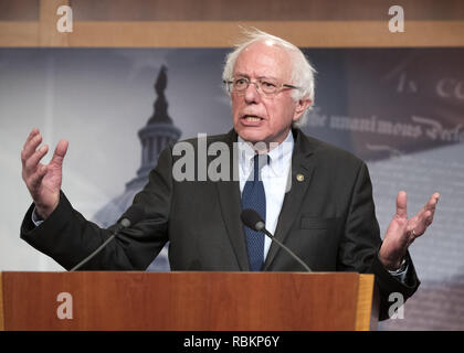 Januar 10, 2019 - Washington, District of Columbia, USA - United States Senator Bernie Sanders (Unabhängiger von Vermont) öffentlich entschuldigt sich bei weiblichen Mitarbeiter von seinem Präsidentschaftswahlkampf 2016, die gesagt haben sie waren sexuell belästigt durch Co-Arbeiter in den USA Capitol in Washington, DC am Donnerstag, den 10. Januar 2019. In seiner Apologie, Sanders dankte den Frauen "aus tiefstem Herzen für heraus sprechen''. Früh am Tag Es wurde berichtet, dass seine frühere Campaign Manager in Iowa, Robert Becker, in einem $ 30.000 Bundes Diskriminierung Siedlung mit zwei ehemalige Mitarbeiter genannt worden war, Stockfoto