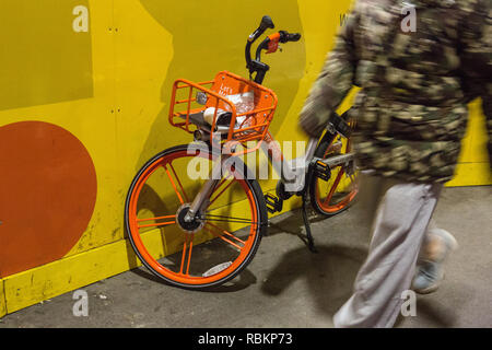 London, Großbritannien. 10 Jan, 2019. Am Mittwoch 10 Januar 2019 Nachrichten kam heraus, dass chinesische Bike-sharing Firma OFO war aus London nach Probleme mit Einsatz und Vandalismus ziehen. Unterdessen Rivalen chinesischen Fahrradverleih Firma Mobike hat noch eine Präsenz auf den Straßen von London. Credit: Iwala/Alamy leben Nachrichten Stockfoto