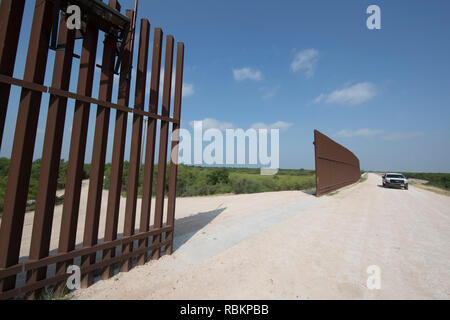 Hidalgo, Texas, USA. 13 Apr, 2018. Eine kleine ungesicherte Abschnitt der Grenze Zaun sitzt auf einem Deich des Rio Grande Flusses auf die Texas Seite mit Mexiko. Über 1.400 National Guard Truppen patrouillieren in Texas in den nächsten Wochen werden. Credit: Bob Daemmrich/ZUMA Draht/ZUMAPRESS.com/Alamy leben Nachrichten Stockfoto