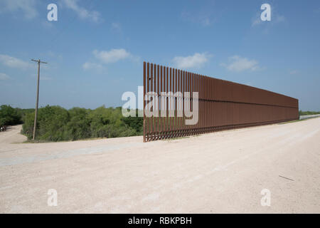 Hidalgo, Texas, USA. 13 Apr, 2018. Eine kleine ungesicherte Abschnitt der Grenze Zaun sitzt auf einem Deich des Rio Grande Flusses auf die Texas Seite mit Mexiko. Über 1.400 National Guard Truppen patrouillieren in Texas in den nächsten Wochen werden. Credit: Bob Daemmrich/ZUMA Draht/ZUMAPRESS.com/Alamy leben Nachrichten Stockfoto