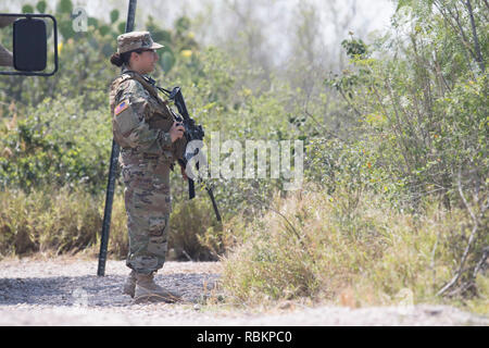 Starr County, Texas, USA. 13 Apr, 2018. Texas National Guard Truppen Mann einen Beobachtungsposten entlang des Rio Grande Flusses nach der Bereitstellung von 1.400 Soldaten in den nächsten drei Wochen die Texas-Mexico Border. Credit: Bob Daemmrich/ZUMA Draht/ZUMAPRESS.com/Alamy leben Nachrichten Stockfoto