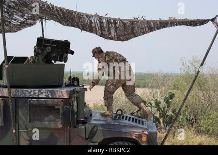 Starr County, Texas, USA. 13 Apr, 2018. Texas National Guard Truppen Mann einen Beobachtungsposten entlang des Rio Grande Flusses nach der Bereitstellung von 1.400 Soldaten in den nächsten drei Wochen die Texas-Mexico Border. Credit: Bob Daemmrich/ZUMA Draht/ZUMAPRESS.com/Alamy leben Nachrichten Stockfoto