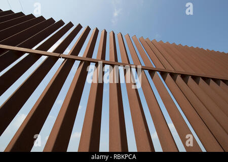 Hidalgo County, Texas, USA. 13 Apr, 2018. Eine kleine ungesicherte Abschnitt der Grenze Zaun sitzt auf einem Deich des Rio Grande Flusses auf die Texas Seite mit Mexiko. Über 1.400 National Guard Truppen patrouillieren in Texas in den nächsten Wochen werden. Credit: Bob Daemmrich/ZUMA Draht/ZUMAPRESS.com/Alamy leben Nachrichten Stockfoto