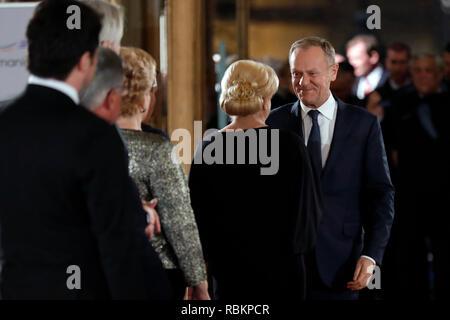 Bukarest, Rumänien. 10 Jan, 2019. (190110) - Bukarest, Jan. 10, 2019 (Xinhua) - Der Präsident des Europäischen Rates Donald Tusk (1. R) kommt an die rumänische Atheneum für eine offizielle Einweihungsfeier für den Beginn des rumänischen Vorsitzes des Rates der Europäischen Union (EU) in Bukarest, der Hauptstadt Rumäniens, Jan. 10, 2019. Quelle: Xinhua/Alamy leben Nachrichten Stockfoto