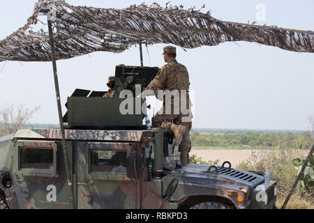 Starr County, Texas, USA. 13 Apr, 2018. Texas National Guard Truppen Mann einen Beobachtungsposten entlang des Rio Grande Flusses nach der Bereitstellung von 1.400 Soldaten in den nächsten drei Wochen die Texas-Mexico Border. Credit: Bob Daemmrich/ZUMA Draht/ZUMAPRESS.com/Alamy leben Nachrichten Stockfoto