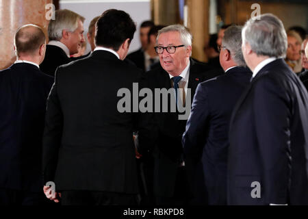 Bukarest, Rumänien. 10 Jan, 2019. (190110) - Bukarest, Jan. 10, 2019 (Xinhua) - der Präsident der Europäischen Kommission, Jean-Claude Juncker (C) kommt an die rumänische Atheneum für eine offizielle Einweihungsfeier für den Beginn des rumänischen Vorsitzes des Rates der Europäischen Union (EU) in Bukarest, der Hauptstadt Rumäniens, Jan. 10, 2019. Quelle: Xinhua/Alamy leben Nachrichten Stockfoto