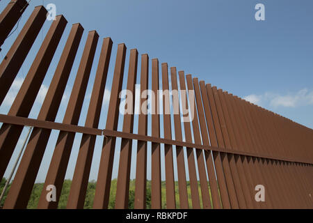 Hidalgo County, Texas, USA. 13 Apr, 2018. Eine kleine ungesicherte Abschnitt der Grenze Zaun sitzt auf einem Deich des Rio Grande Flusses auf die Texas Seite mit Mexiko. Über 1.400 National Guard Truppen patrouillieren in Texas in den nächsten Wochen werden. Credit: Bob Daemmrich/ZUMA Draht/ZUMAPRESS.com/Alamy leben Nachrichten Stockfoto