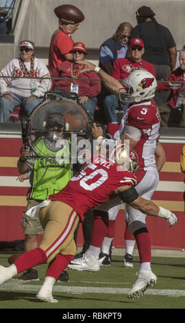 Santa Clara, Kalifornien, USA. 5 Nov, 2017. San Francisco 49ers linebacker Brock Coyle (50) eilt Arizona Cardinals quarterback zeichnete Stanton (5) am Sonntag, 5. November 2017, in Levis Stadion in Santa Clara, Kalifornien. Die Kardinäle besiegten die 49ers 20-10. Credit: Al Golub/ZUMA Draht/Alamy leben Nachrichten Stockfoto