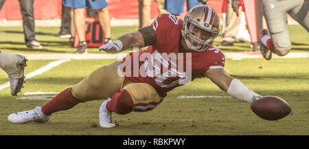 Santa Clara, Kalifornien, USA. 12 Nov, 2017. San Francisco 49ers Middle linebacker Brock Coyle (50) erreicht für Fumble am Sonntag, 12. November 2017, in Levis Stadion in Santa Clara, Kalifornien. Die 49ers die Riesen besiegte 31-21. Credit: Al Golub/ZUMA Draht/Alamy leben Nachrichten Stockfoto