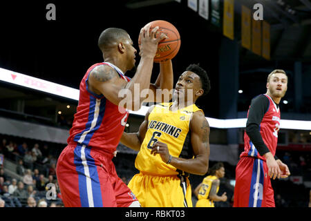 London, Ontario, Kanada. 10. Januar, 2019. Die Cape Breton Highlanders kam in London mit 11 und 6 Datensatz und spielte eine sehr entschlossene London Blitz Mannschaft, die das Spiel in überstunden nahm. In der 5 Minute Quartal die Highlanders dominiert die Blitze und zog ein 129-122 Sieg. Alex Johnson (6) Versuchen, eine eingehende Pass spät im Spiel zu blockieren. Lukas Durda/Alamy leben Nachrichten Stockfoto