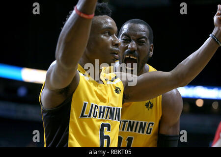 London, Ontario, Kanada. 10. Januar, 2019. Die Cape Breton Highlanders kam in London mit 11 und 6 Datensatz und spielte eine sehr entschlossene London Blitz Mannschaft, die das Spiel in überstunden nahm. In der 5 Minute Quartal die Highlanders dominiert die Blitze und zog ein 129-122 Sieg. Kirk Williams Jr (31) und Alex Johnson feiern grosser Korb nahe dem Ende des Spiels. Lukas Durda/Alamy leben Nachrichten Stockfoto