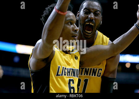 London, Ontario, Kanada. 10. Januar, 2019. Die Cape Breton Highlanders kam in London mit 11 und 6 Datensatz und spielte eine sehr entschlossene London Blitz Mannschaft, die das Spiel in überstunden nahm. In der 5 Minute Quartal die Highlanders dominiert die Blitze und zog ein 129-122 Sieg. Kirk Williams Jr (31) und Alex Johnson feiern grosser Korb nahe dem Ende des Spiels. Lukas Durda/Alamy leben Nachrichten Stockfoto