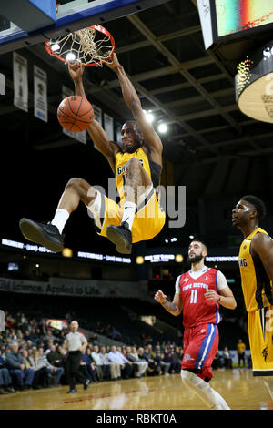 London, Ontario, Kanada. 10. Januar, 2019. Die Cape Breton Highlanders kam in London mit 11 und 6 Datensatz und spielte eine sehr entschlossene London Blitz Mannschaft, die das Spiel in überstunden nahm. In der 5 Minute Quartal die Highlanders dominiert die Blitze und zog ein 129-122 Sieg. Marcus Kapern (14) mit einem großen Dunk vs Cape Breton. Lukas Durda/Alamy leben Nachrichten Stockfoto