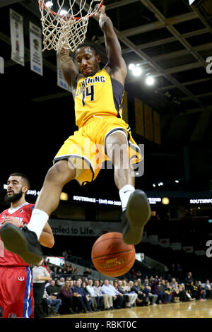 London, Ontario, Kanada. 10. Januar, 2019. Die Cape Breton Highlanders kam in London mit 11 und 6 Datensatz und spielte eine sehr entschlossene London Blitz Mannschaft, die das Spiel in überstunden nahm. In der 5 Minute Quartal die Highlanders dominiert die Blitze und zog ein 129-122 Sieg. Marcus Kapern (14) mit einem großen Dunk vs Cape Breton. Lukas Durda/Alamy leben Nachrichten Stockfoto