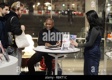 Brooklyn, New York, USA. 10 Jan, 2019. Visual Artist Hank Willis Thomas zeichen Exemplare seines neuen Buches "alle Dinge Gleich nach seiner Rede an der Brooklyn Museum am Januar 10, 2019 in Brooklyn, New York City. Quelle: MPI 43/Media Punch/Alamy leben Nachrichten Stockfoto