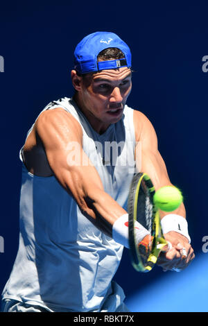 Melbourne, Australien. Januar 11, 2019: 2. Samen Rafael Nadal Praktiken auf der Rod Laver Arena vor den Australian Open 2019 Grand Slam Tennis Turnier in Melbourne, Australien. Sydney Low/Cal Sport Media Credit: Cal Sport Media/Alamy leben Nachrichten Stockfoto