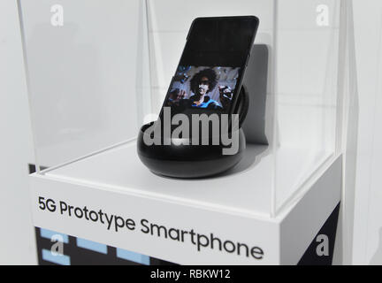 Las Vegas, USA. 10 Jan, 2019. Der Prototyp einer 5G-Smartphones von Samsung können Sie an der Technologie Messe CES gesehen werden. (KORR Bericht "rechenelemente CES: Die 5G-Revolution ist noch zu kommen' vom 11.01.2019) Credit: Andrej Sokolow/dpa/Alamy leben Nachrichten Stockfoto
