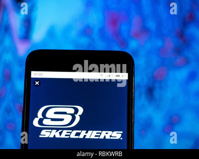 Kiew, Ukraine. 10 Jan, 2019. Skechers Schuhe Firmenlogo gesehen auf einem Smartphone angezeigt. Quelle: Igor Golovniov/SOPA Images/ZUMA Draht/Alamy leben Nachrichten Stockfoto