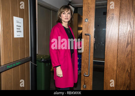 St. Lukes Kirche, Old Street, London, UK. 10 Jan, 2019. Fiona Bruce kommt an den Ort ihrer ersten Aufnahme der Fragestunde zu präsentieren. Fiona Bruce wurde die erste Frau die show Austausch David Dimbleby, nachdem der Sender aus der Debatte zeigen nach 25 Jahren trat zu präsentieren., England, UK Credit: Jeff Gilbert/Alamy leben Nachrichten Stockfoto