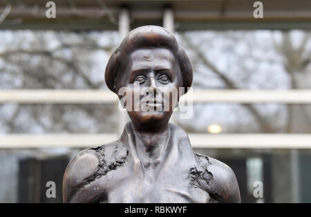 Berlin, Deutschland. 10 Jan, 2019. Ein Rosa Luxemburg Statue von Bildhauer Rolf Biebl am Franz-Mehring-Platz vor der Veröffentlichung und redaktionelle Gebäude der Zeitung Neues Deutschland. Sie wurde am 15. Januar 1919 ermordet. Foto: Jens Kalaene/dpa-Zentralbild/ZB/dpa/Alamy leben Nachrichten Stockfoto