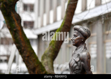 Berlin, Deutschland. 10 Jan, 2019. Ein Rosa Luxemburg Statue von Bildhauer Rolf Biebl am Franz-Mehring-Platz vor der Veröffentlichung und redaktionelle Gebäude der Zeitung Neues Deutschland. Sie wurde am 15. Januar 1919 ermordet. Foto: Jens Kalaene/dpa-Zentralbild/ZB/dpa/Alamy leben Nachrichten Stockfoto