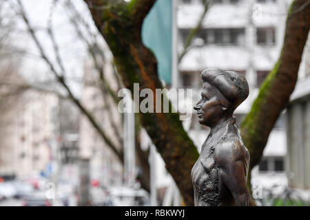 Berlin, Deutschland. 10 Jan, 2019. Ein Rosa Luxemburg Statue von Bildhauer Rolf Biebl am Franz-Mehring-Platz vor der Veröffentlichung und redaktionelle Gebäude der Zeitung Neues Deutschland. Sie wurde am 15. Januar 1919 ermordet. Foto: Jens Kalaene/dpa-Zentralbild/ZB/dpa/Alamy leben Nachrichten Stockfoto