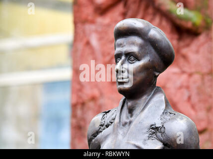 Berlin, Deutschland. 10 Jan, 2019. Ein Rosa Luxemburg Statue von Bildhauer Rolf Biebl am Franz-Mehring-Platz vor der Veröffentlichung und redaktionelle Gebäude der Zeitung Neues Deutschland. Sie wurde am 15. Januar 1919 ermordet. Foto: Jens Kalaene/dpa-Zentralbild/ZB/dpa/Alamy leben Nachrichten Stockfoto