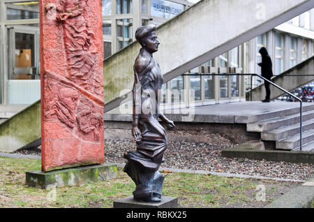 Berlin, Deutschland. 10 Jan, 2019. Ein Rosa Luxemburg Statue von Bildhauer Rolf Biebl am Franz-Mehring-Platz vor der Veröffentlichung und redaktionelle Gebäude der Zeitung Neues Deutschland. Sie wurde am 15. Januar 1919 ermordet. Foto: Jens Kalaene/dpa-Zentralbild/ZB/dpa/Alamy leben Nachrichten Stockfoto