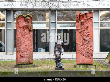 Berlin, Deutschland. 10 Jan, 2019. Ein Rosa Luxemburg Statue von Bildhauer Rolf Biebl am Franz-Mehring-Platz vor der Veröffentlichung und redaktionelle Gebäude der Zeitung Neues Deutschland. Sie wurde am 15. Januar 1919 ermordet. Foto: Jens Kalaene/dpa-Zentralbild/ZB/dpa/Alamy leben Nachrichten Stockfoto