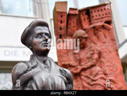 Berlin, Deutschland. 10 Jan, 2019. Ein Rosa Luxemburg Statue von Bildhauer Rolf Biebl am Franz-Mehring-Platz vor der Veröffentlichung und redaktionelle Gebäude der Zeitung Neues Deutschland. Sie wurde am 15. Januar 1919 ermordet. Foto: Jens Kalaene/dpa-Zentralbild/ZB/dpa/Alamy leben Nachrichten Stockfoto