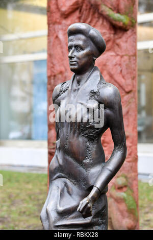 Berlin, Deutschland. 10 Jan, 2019. Ein Rosa Luxemburg Statue von Bildhauer Rolf Biebl am Franz-Mehring-Platz vor der Veröffentlichung und redaktionelle Gebäude der Zeitung Neues Deutschland. Sie wurde am 15. Januar 1919 ermordet. Foto: Jens Kalaene/dpa-Zentralbild/ZB/dpa/Alamy leben Nachrichten Stockfoto