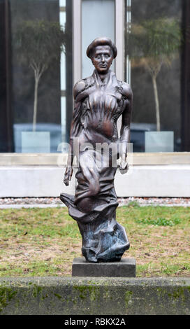 Berlin, Deutschland. 10 Jan, 2019. Ein Rosa Luxemburg Statue von Bildhauer Rolf Biebl am Franz-Mehring-Platz vor der Veröffentlichung und redaktionelle Gebäude der Zeitung Neues Deutschland. Sie wurde am 15. Januar 1919 ermordet. Foto: Jens Kalaene/dpa-Zentralbild/ZB/dpa/Alamy leben Nachrichten Stockfoto