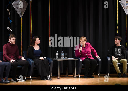 Athen, Griechenland. 11 Jan, 2019. Bundeskanzlerin Angela Merkel (CDU, 2. von rechts) sitzt auf dem Podium bei ihrem Besuch in der Deutschen Schule in Athen. Credit: Angelos Tzortzinis/dpa/Alamy leben Nachrichten Stockfoto