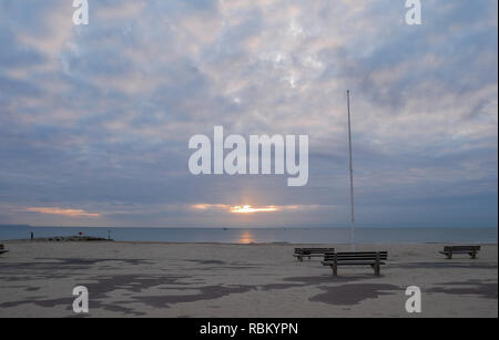 Poole, Dorset, Großbritannien. 11. Januar, 2019. Ein bewölkter Tag am Strand Sandbänke, die Sonne versucht durch zu brechen, ruhige See und kein Wind. Credit: Suzanne McGowan/Alamy leben Nachrichten Stockfoto