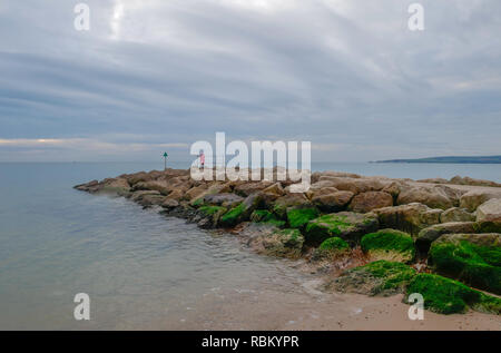 Poole, Dorset, Großbritannien. 11. Januar, 2019. Ein bewölkter Tag am Strand Sandbänke, die Sonne versucht durch zu brechen, ruhige See und kein Wind. Credit: Suzanne McGowan/Alamy leben Nachrichten Stockfoto