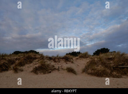 Poole, Dorset, Großbritannien. 11. Januar, 2019. Ein bewölkter Tag am Strand Sandbänke, die Sonne versucht durch zu brechen, ruhige See und kein Wind. Credit: Suzanne McGowan/Alamy leben Nachrichten Stockfoto