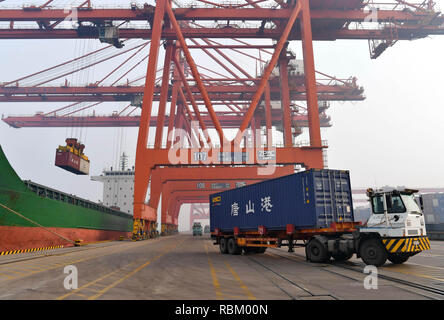Shijiazhuang, Provinz Hebei Provinz Chinas. 11 Jan, 2019. Ein Lkw mit einem Container Antriebe heraus von einem Containerhafen in Tangshan, nördlich der chinesischen Provinz Hebei, Jan. 11, 2019. Ports in der Provinz behandelt 1.156 Milliarden Tonnen Fracht im Jahr 2018 mit einem Wachstum von 6,2 Prozent. Credit: Yang Shiyao/Xinhua/Alamy leben Nachrichten Stockfoto