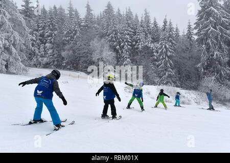 Wasserkuppe, Deutschland. 11 Jan, 2019. Wenig Skifahrer erfahren Sie auf der Wasserkuppe unter guten Bedingungen im Winter Ski zu fahren. Quelle: Uwe Zucchi/dpa/Alamy leben Nachrichten Stockfoto