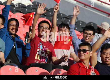 Abu Dhabi, V.A.E. 11 Jan, 2019. Fans von Team China jubeln vor der Asienmeisterschaft 2019 VAE 2019 Gruppe C Match zwischen China und den Philippinen in Abu Dhabi, U. A. E, Jan. 11, 2019. Credit: Li Gang/Xinhua/Alamy leben Nachrichten Stockfoto